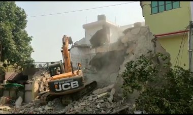 कौशांबी में माफिया अतीक के करीबी अब्दुल कवि के घर चला बुल्डोजर