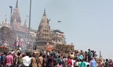 धधकती चिताओं के बीच मोक्ष तीर्थ मणिकर्णिकाघाट पर चिता भस्म की होली खेली गई