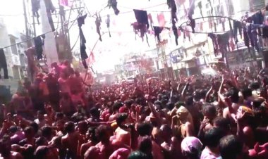 प्रयागराज के चौक लोकनाथ ही कपड़ा फाड़ होली भारत में प्रसिद्ध