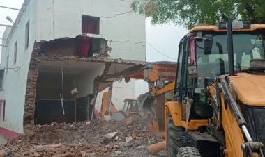 फतेहपुर : अतीक के करीबी के अवैध मकान पर प्रशासन का चला बुलडोजर