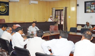 हड़ताल करने वालों पर दर्ज होगी प्राथमिकी, होगा निष्कासन : जिलाधिकारी