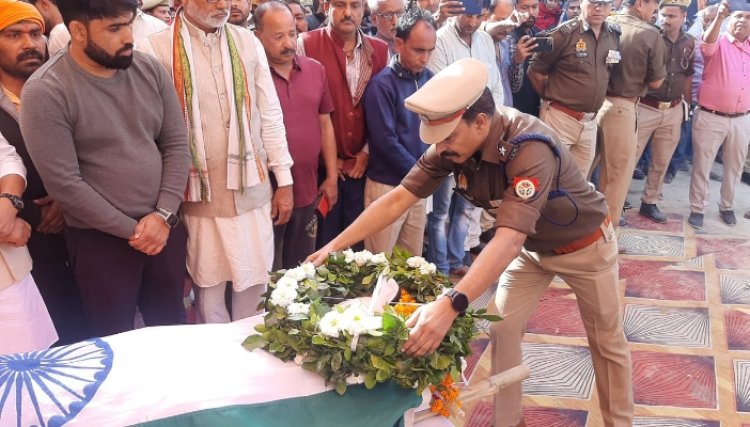 शहीद सिपाही राघवेन्द्र को दी गई अंतिम सलामी, अधिकारियों ने पार्थिव शरीर को कंधा दिया