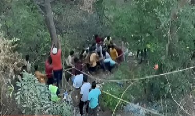 पुणे-मुंबई ओल्ड हाइवे पर बस खाई में गिरी, आठ की मौत, 25 घायल