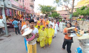 गंगा सप्तमी पर वाराणसी में मां गंगा को आर-पार की माला और चुनरी अर्पित