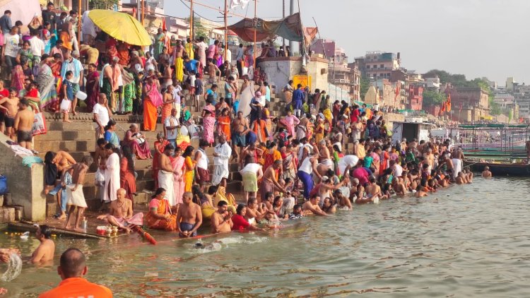 अक्षय तृतीया पर श्रद्धालुओं ने अक्षय पुण्य की कामना से गंगा में लगाई डुबकी, किया दानपुण्य