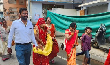 निकाय चुनाव : वाराणसी में मतदान के लिए युवाओं और महिलाओं में उत्साह, दुल्हे ने भी किया मतदान