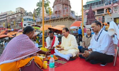 प्रधानमंत्री नरेन्द्र मोदी की मां हीराबेन का काशी में पिंडदान, छोटे भाई पंकज मोदी ने किया