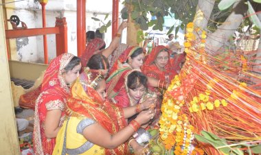 पति के दीर्घ स्वस्थ जीवन के लिए सुहागिन महिलाओं ने वट सावित्री को पूजा