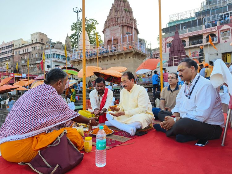 प्रधानमंत्री नरेन्द्र मोदी की मां हीराबेन का काशी में पिंडदान, छोटे भाई पंकज मोदी ने किया