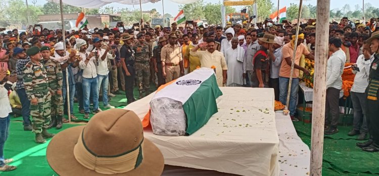 नक्सलियों से हुई मुठभेड़ में शहीद आलोक राव को श्रद्धांजलि देने के लिए लोग उमड़े