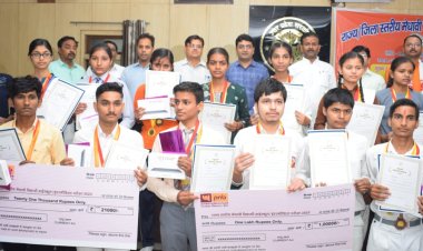 यूपी बोर्ड के राज्य एवं जिला स्तरीय मेधावी विद्यार्थियों का हुआ सम्मान समारोह