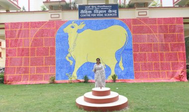 गिनीज वर्ल्ड रिकॉर्डधारी नेहा ने अंगुली के निशान से बनाई विश्व की सबसे बड़ी गौमाता की पेंटिंग