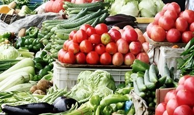 महंगाई में टमाटर हुआ 'लाल', सब्जियों ने बिगड़ा खाने का स्वाद