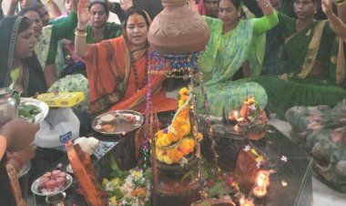 किन्नर संताें ने भगवान भोलेनाथ का किया अभिषेक, पूजन-अर्चन