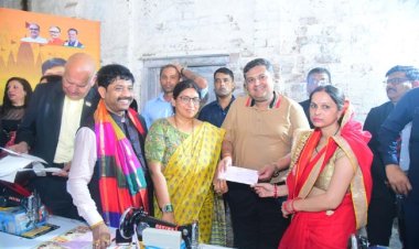 मंत्री नन्दी ने महिलाओं को दी सिलाई मशीन, पटरी दुकानदारों को दिया हैंड कार्ट