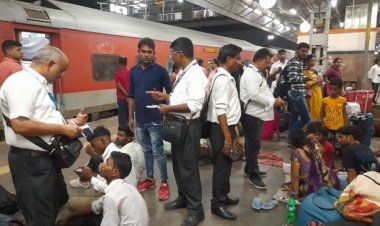 प्रयागराज जंक्शन पर चेकिंग अभियान में पकड़े गये 712 यात्री