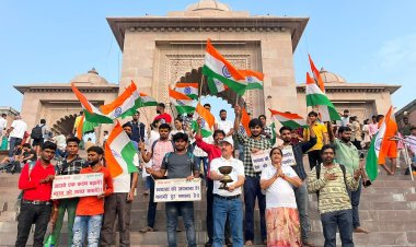 नमामि गंगे ने राष्ट्रध्वज लेकर राष्ट्रीय नदी गंगा की स्वच्छता का लिया संकल्प