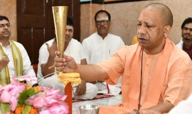सोमवती अमावस्या के सुखद योग में मुख्यमंत्री योगी ने किया रुद्राभिषेक
