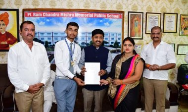 कैबिनेट मंत्री नंदी ने बच्चों को पीएम के हस्ताक्षर का दिया प्रमाणपत्र