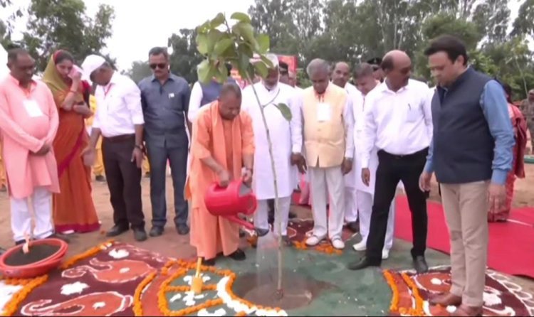 मुख्यमंत्री ने गंगा किनारे कल्पवृक्ष रोपकर किया वृक्षारोपण महाभियान 2023 का शुभारंभ