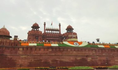 77वां स्वतंत्रता दिवस: प्रधानमंत्री ने लाल किले की प्राचीर से किया ध्वाजारोहण