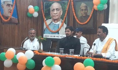 प्रयागराज नगर निगम में महापौर ने ध्वजारोहण कर दी बधाई