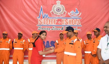 रक्षाबंधन पर्व पर एनडीआरएफ के बचाव कर्मियों को स्कूली छात्राओं ने बांधी राखी