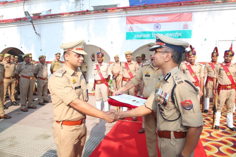 लखनऊ पुलिस आयुक्त ने ध्वजारोहण किया, पुलिसकर्मियों को दिलाई शपथ