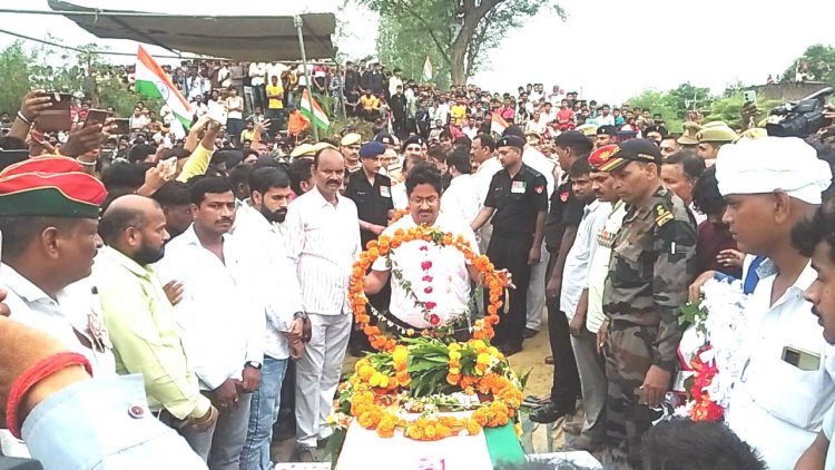 प्रतापगढ़ के बहलोलपुर गांव पहुंचा शहीद नायब सूबेदार का शव, राजकीय सम्मान के साथ किया गया अंतिम संस्कार