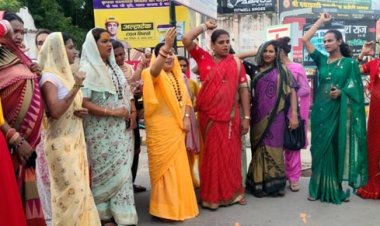 किन्नर संतों ने उदयनिधि की तस्वीरों को फूंक कर किया प्रदर्शन