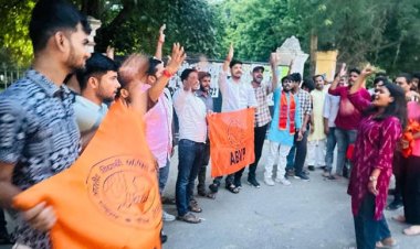 दिल्ली विवि छात्रसंघ चुनाव में अभाविप की जीत पर उड़े अबीर गुलाल