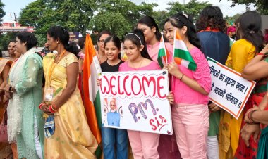 प्रधानमंत्री ने नारी शक्ति वंदन अधिनियम बिल पास होने के बाद वाराणसी में महिलाओं से किया संवाद