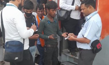 टिकट चेकिंग अभियान में यात्रियों से वसूला तीन लाख से अधिक का जुर्माना