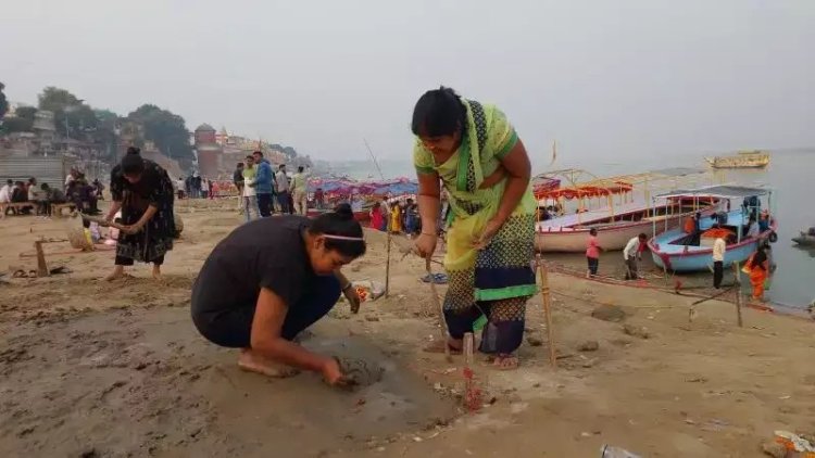 डाला छठ की सुगंध,घरों में छठी मइयां के पारम्परिक गीत बज रहे ,प्रसाद बनाने की तैयारी