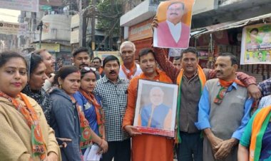 तीन राज्यों की जीत पर भाजपा कार्यकर्ताओं ने मनाया जश्न, बांटी मिठाई