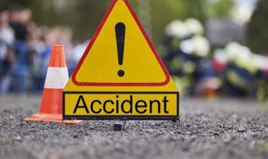 बाइक को बचाने में कार बस से भिड़ी, दो की मौत