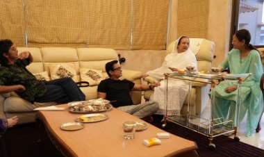 सायरा बानो के चरणों में बैठकर आमिर खान ने दिलीप कुमार को किया याद