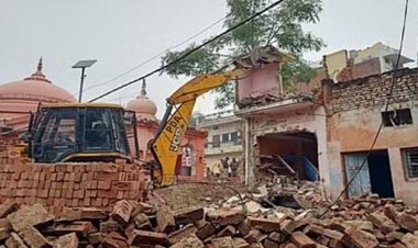 भारद्वाज मुनि आश्रम के विस्तारीकरण में मकानों का ध्वस्तीकरण शुरू