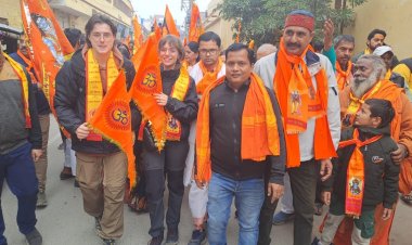 वाराणसी: काशी दक्षिण भाग में 4 नगरों ने निकाली अक्षत कलश शोभायात्रा