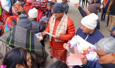 माघ मेला में एक लाख श्रद्धालुओं को सौंपा गया मंदिर का निमंत्रण