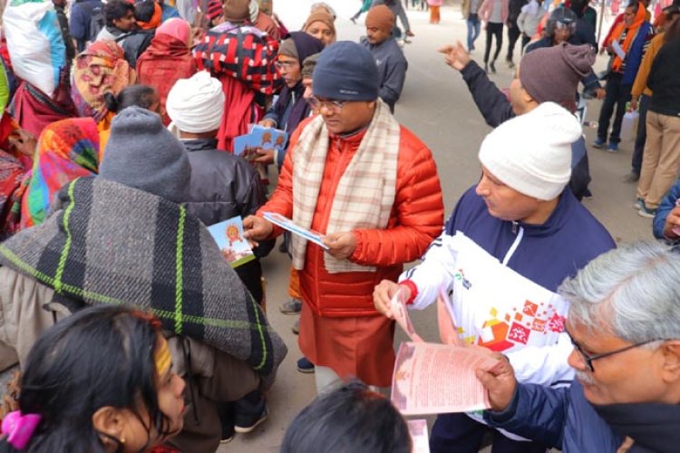 माघ मेला में एक लाख श्रद्धालुओं को सौंपा गया मंदिर का निमंत्रण