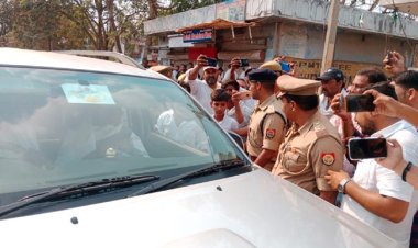 रेवती रमण सिंह के बहस करने पर पुलिस उन्हें ले गई थाने