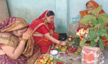 वट अमावस्या पर सुहागिनों ने अपने पति की दीर्घायु के लिए की वट वृक्ष पूजा
