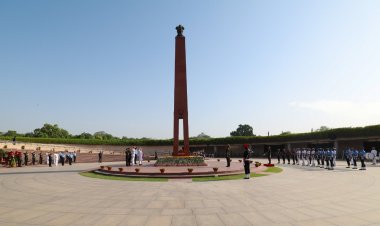 प्रधानमंत्री पद की शपथ से पहले नरेन्द्र मोदी ने देश के वीर जवानों को श्रद्धा सुमन अर्पित किए