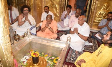 मुख्यमंत्री योगी आदित्यनाथ ने बाबा विश्वनाथ के दरबार में लगाई हाजिरी