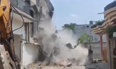 माफिया अशरफ की फरार पत्नी जैनब और साले की अवैध इमारत पर चला बुल्डोजर