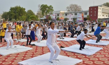 उपमुख्यमंत्री केशव प्रसाद मौर्य समेत अफसरों ने योग कर निरोग रहने का दिया संदेश