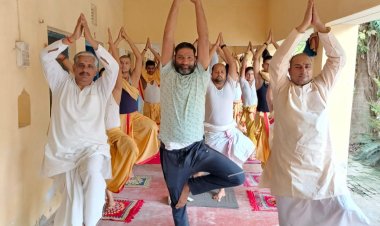 10वें अंतर्राष्ट्रीय योग दिवस पर छात्रों एवं वेदाचार्यों ने सूर्य नमस्कार और अष्टांग विन्यास का सामूहिक योग किया