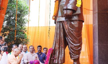 मुख्यमंत्री ने डॉ. श्यामा प्रसाद मुखर्जी के बलिदान दिवस पर उनकी प्रतिमा पर की पुष्पांजलि