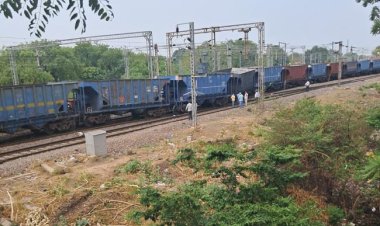 मालगाड़ी के तीन डिब्बे पटरी से उतरे, रेलगाड़ियों का संचालन हुआ शुरू